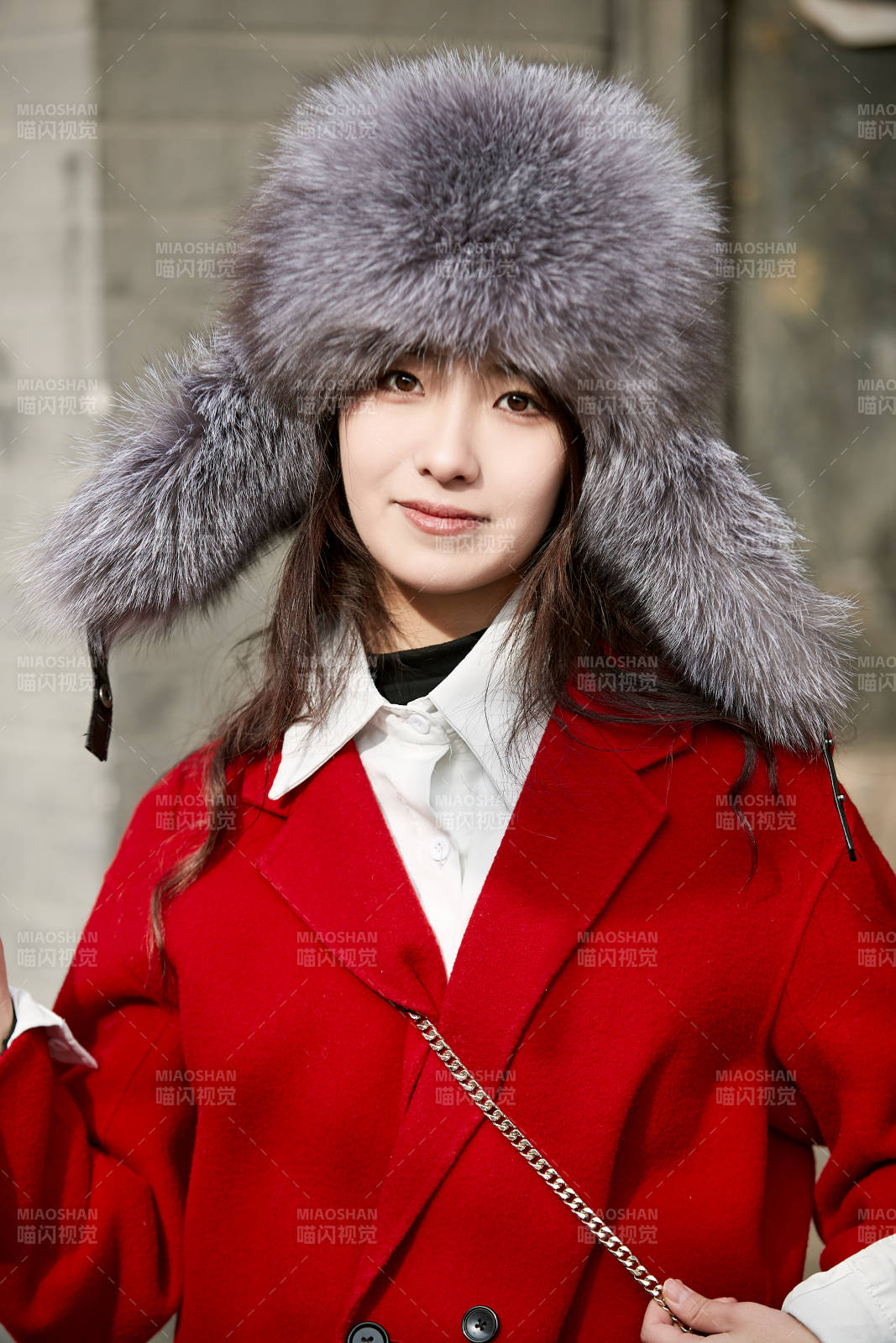 春節在老城古巷穿著喜慶服飾的美麗少女