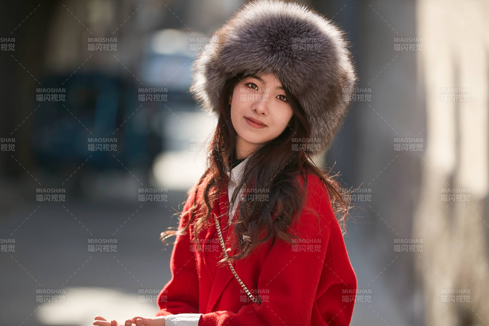 春節(jié)在老城古巷穿著喜慶服飾的美麗少女