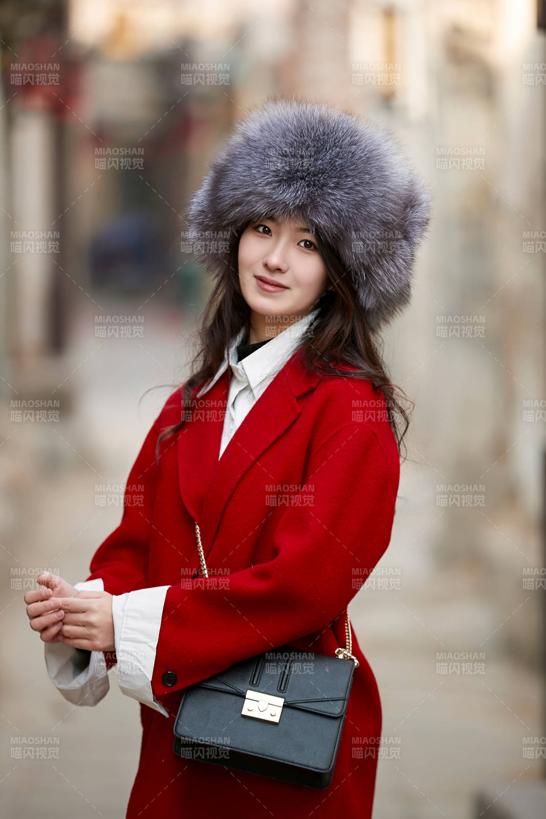 春節(jié)在老城古巷穿著喜慶服飾的美麗少女