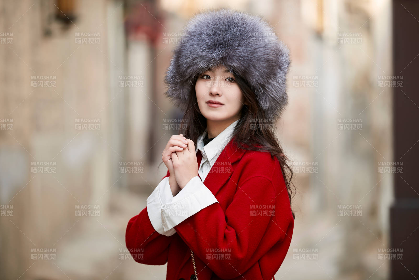 春節在老城古巷穿著喜慶服飾的美麗少女