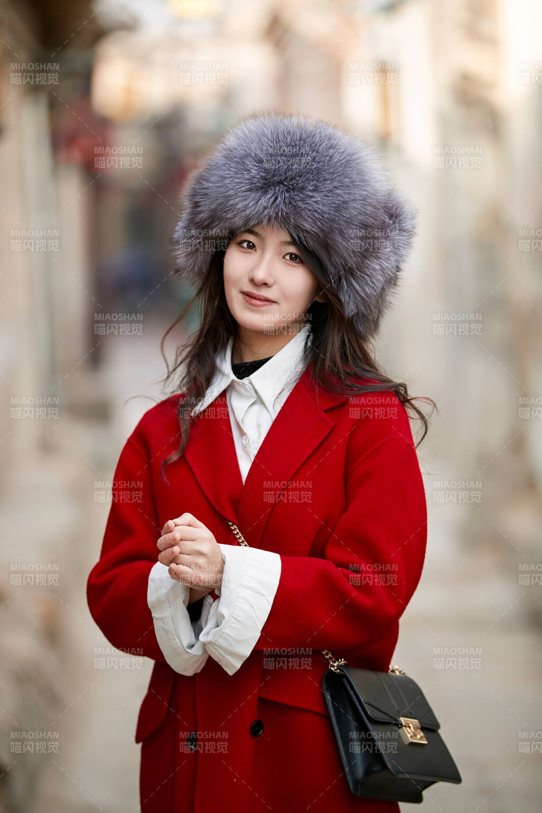 春節在老城古巷穿著喜慶服飾的美麗少女