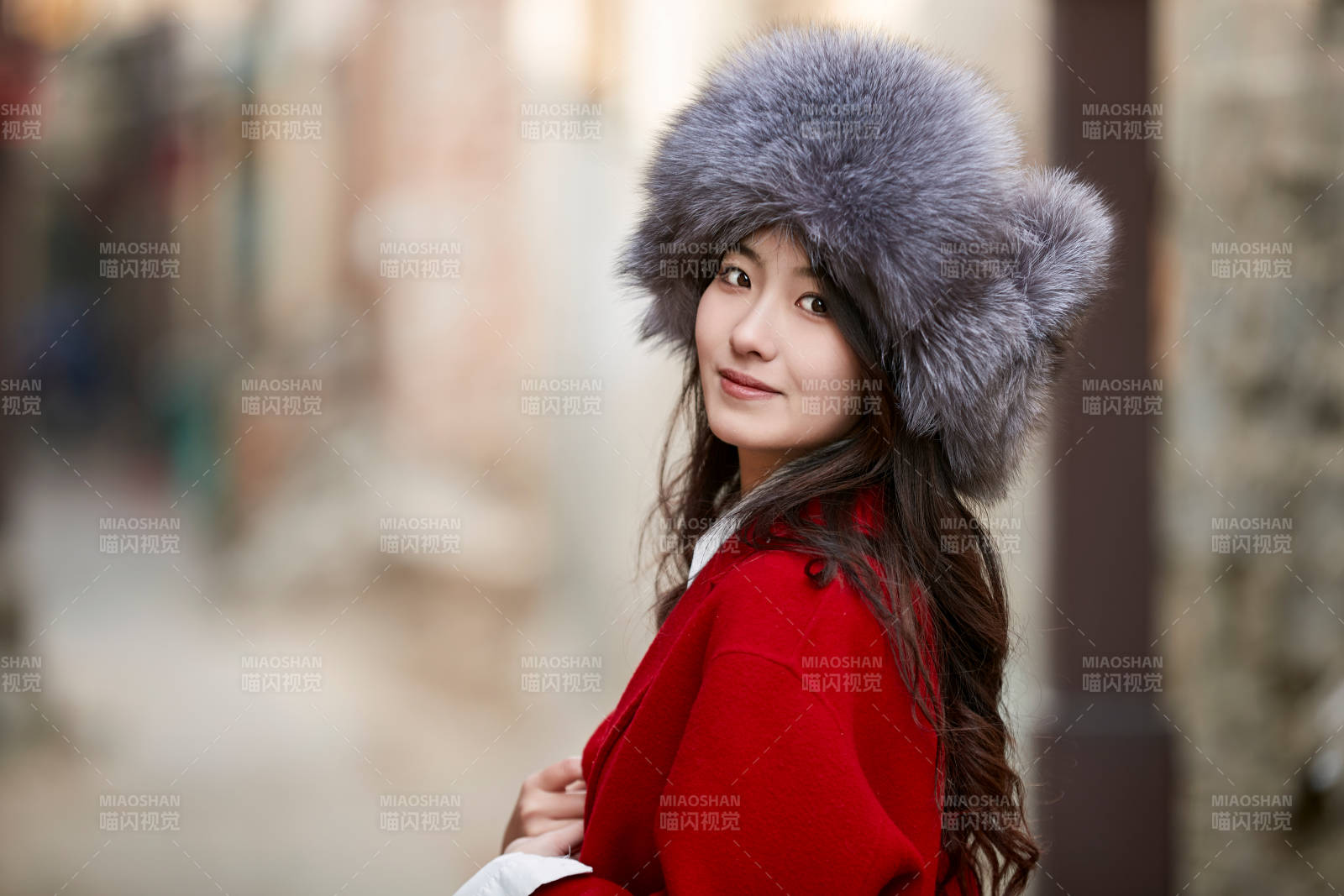 春節(jié)在老城古巷穿著喜慶服飾的美麗少女