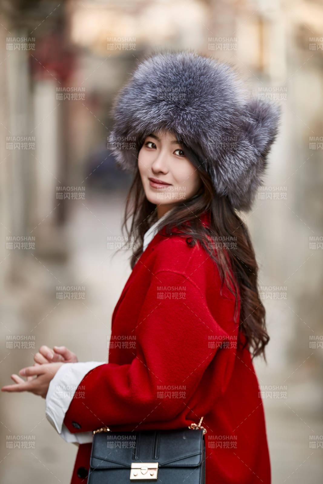 春節在老城古巷穿著喜慶服飾的美麗少女