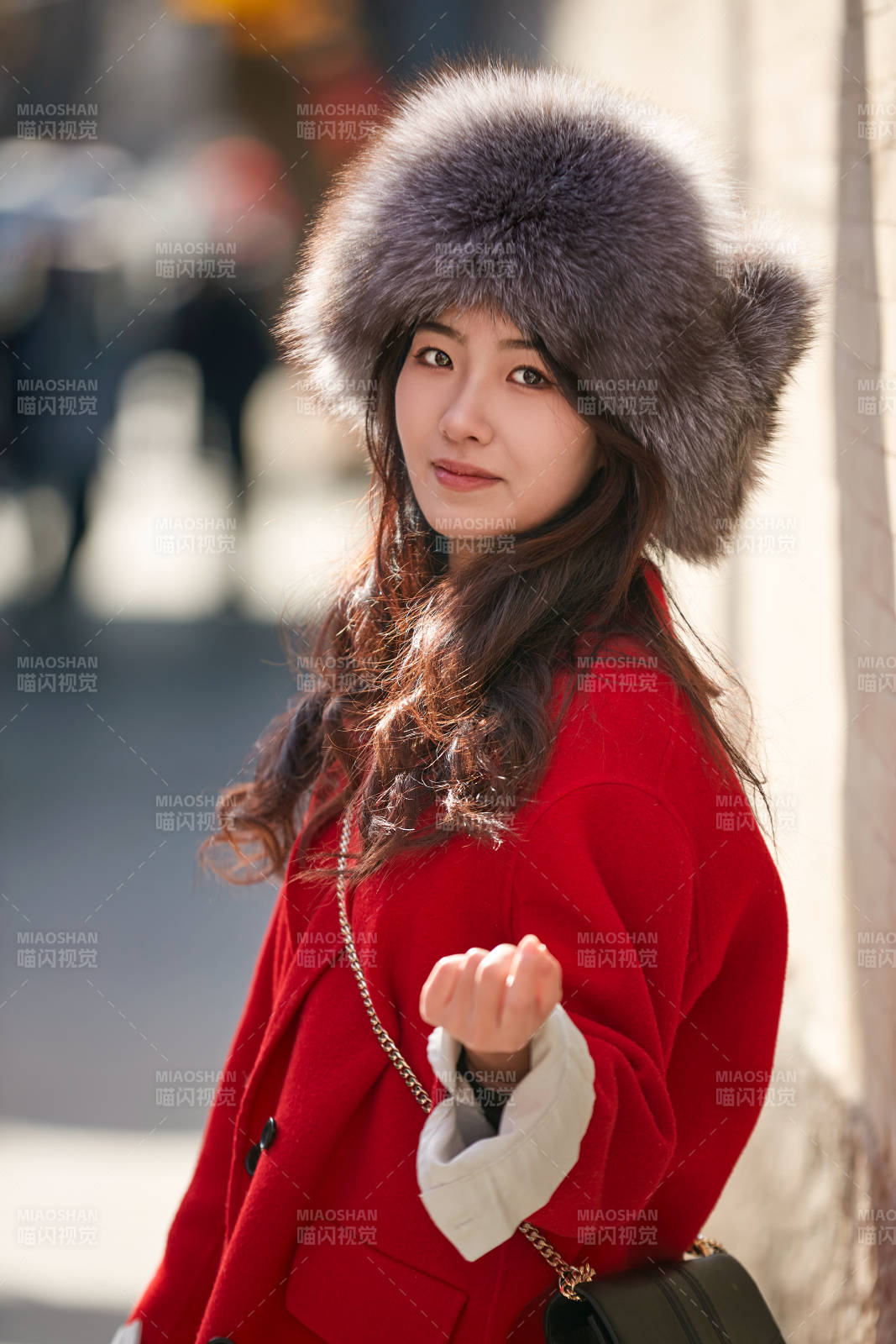 春節在老城古巷穿著喜慶服飾的美麗少女