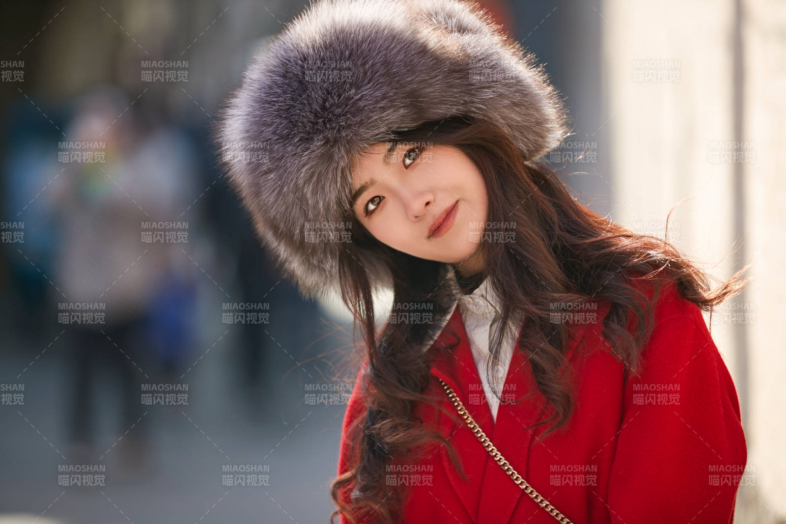 春節在老城古巷穿著喜慶服飾的美麗少女