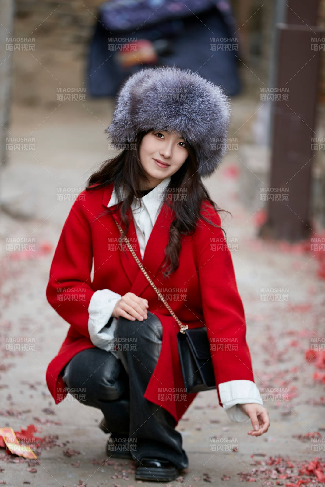 春節在老城古巷穿著喜慶服飾的美麗少女