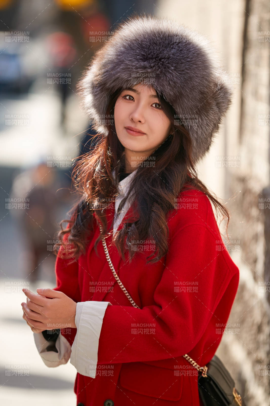 春節在老城古巷穿著喜慶服飾的美麗少女