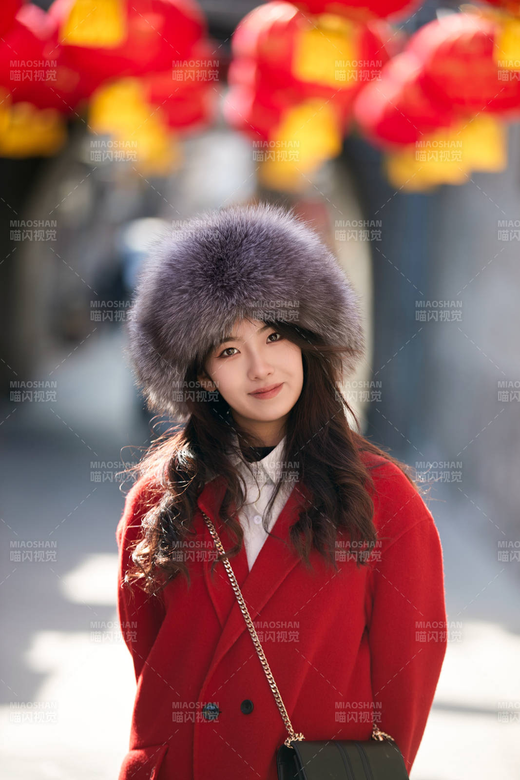 春節在老城古巷穿著喜慶服飾的美麗少女