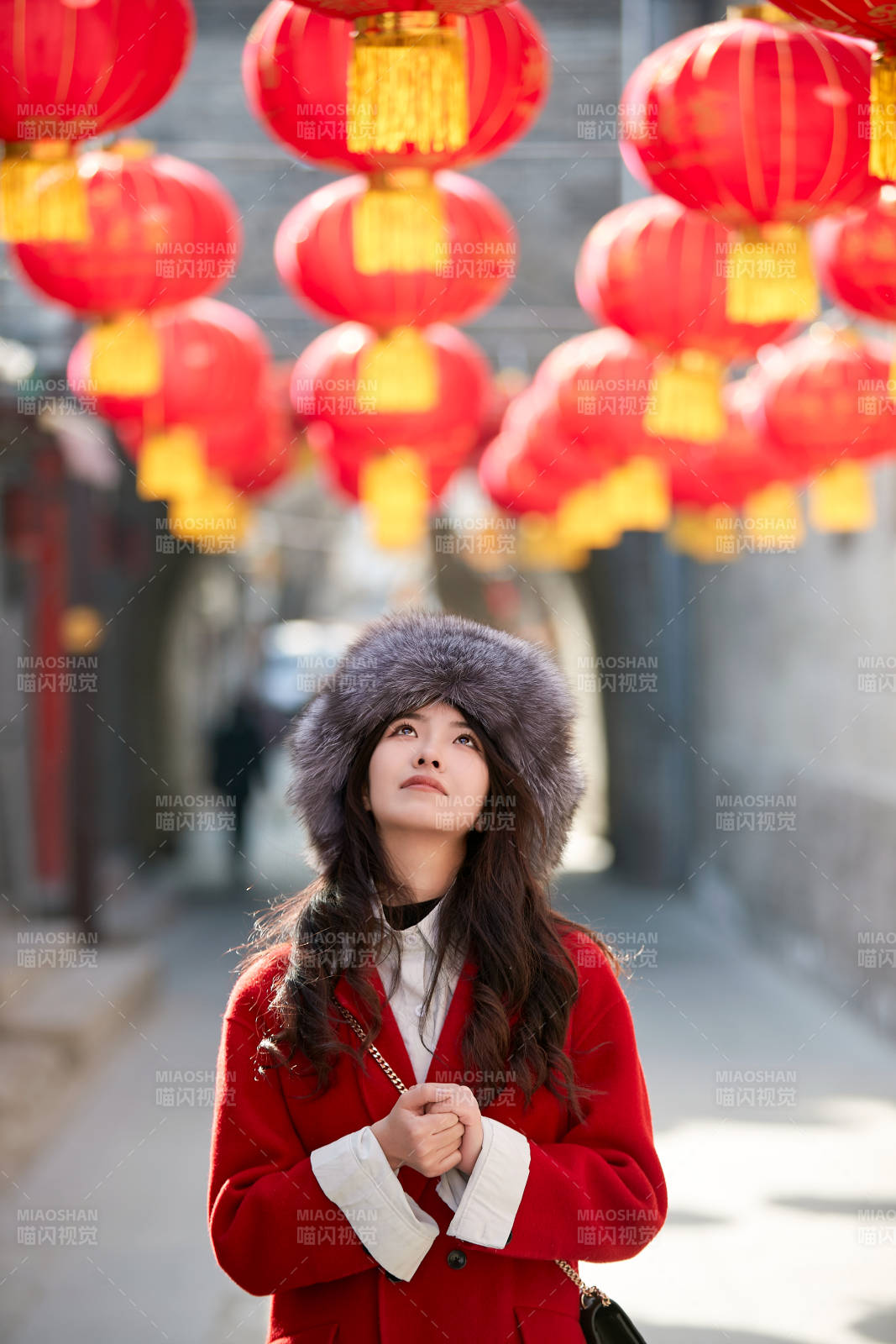 春節在老城古巷穿著喜慶服飾的美麗少女