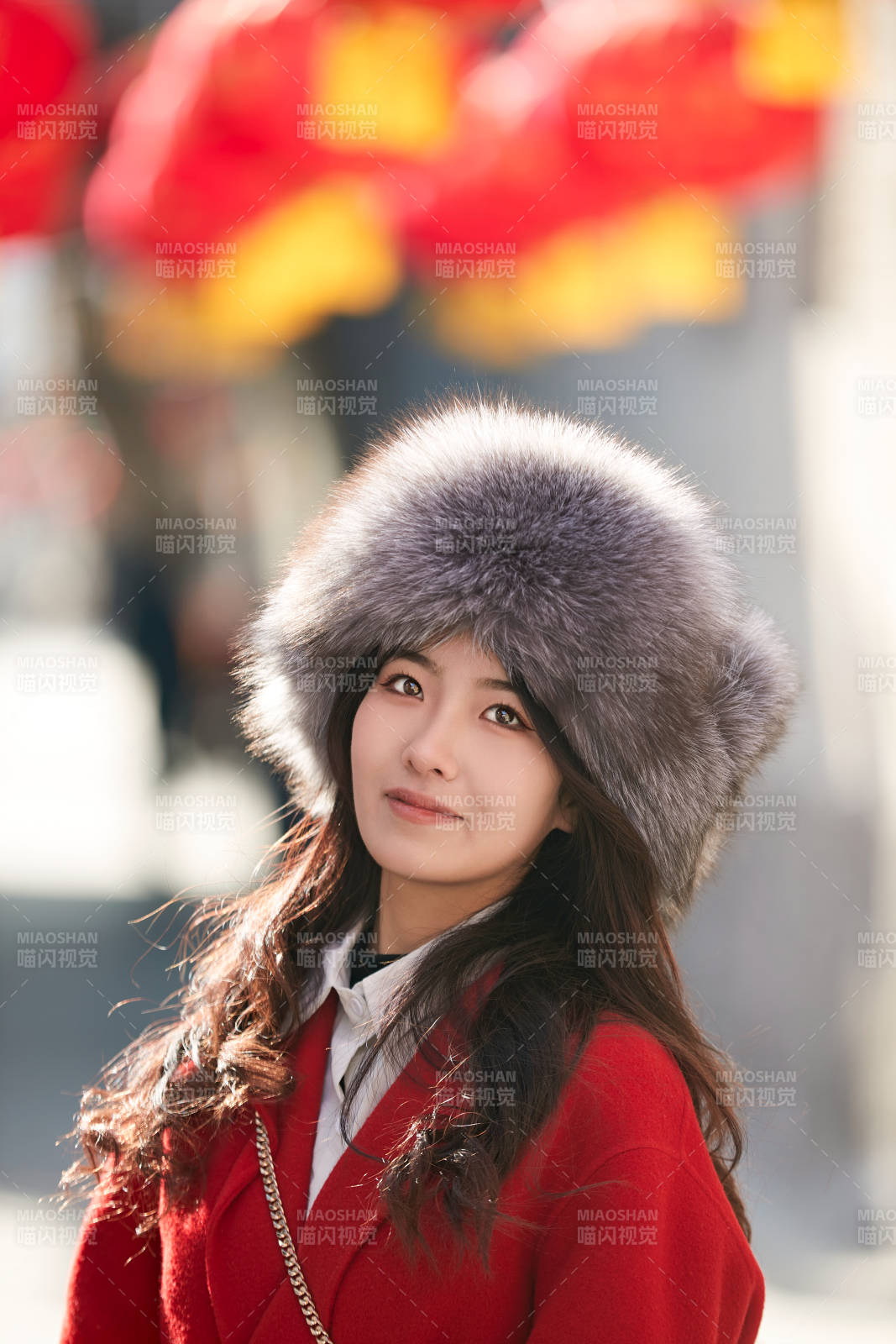 春節在老城古巷穿著喜慶服飾的美麗少女