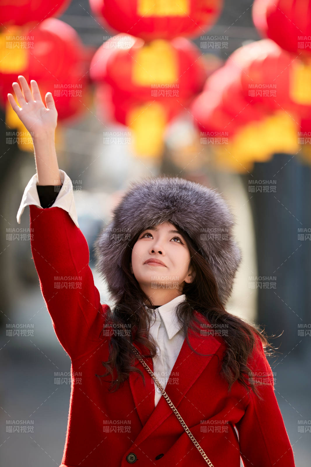 春節(jié)在老城古巷穿著喜慶服飾的美麗少女