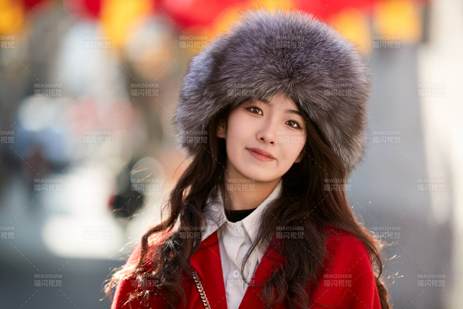 春节在老城古巷穿着喜庆服饰的美丽少女