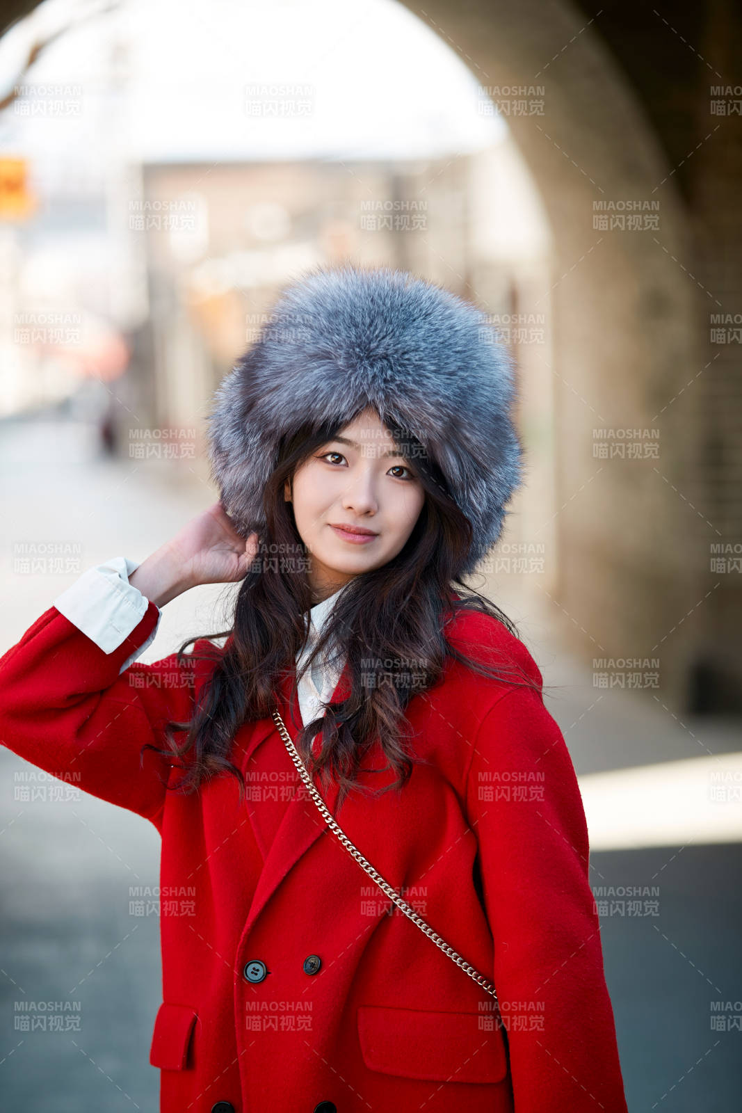 春節在老城古巷穿著喜慶服飾的美麗少女