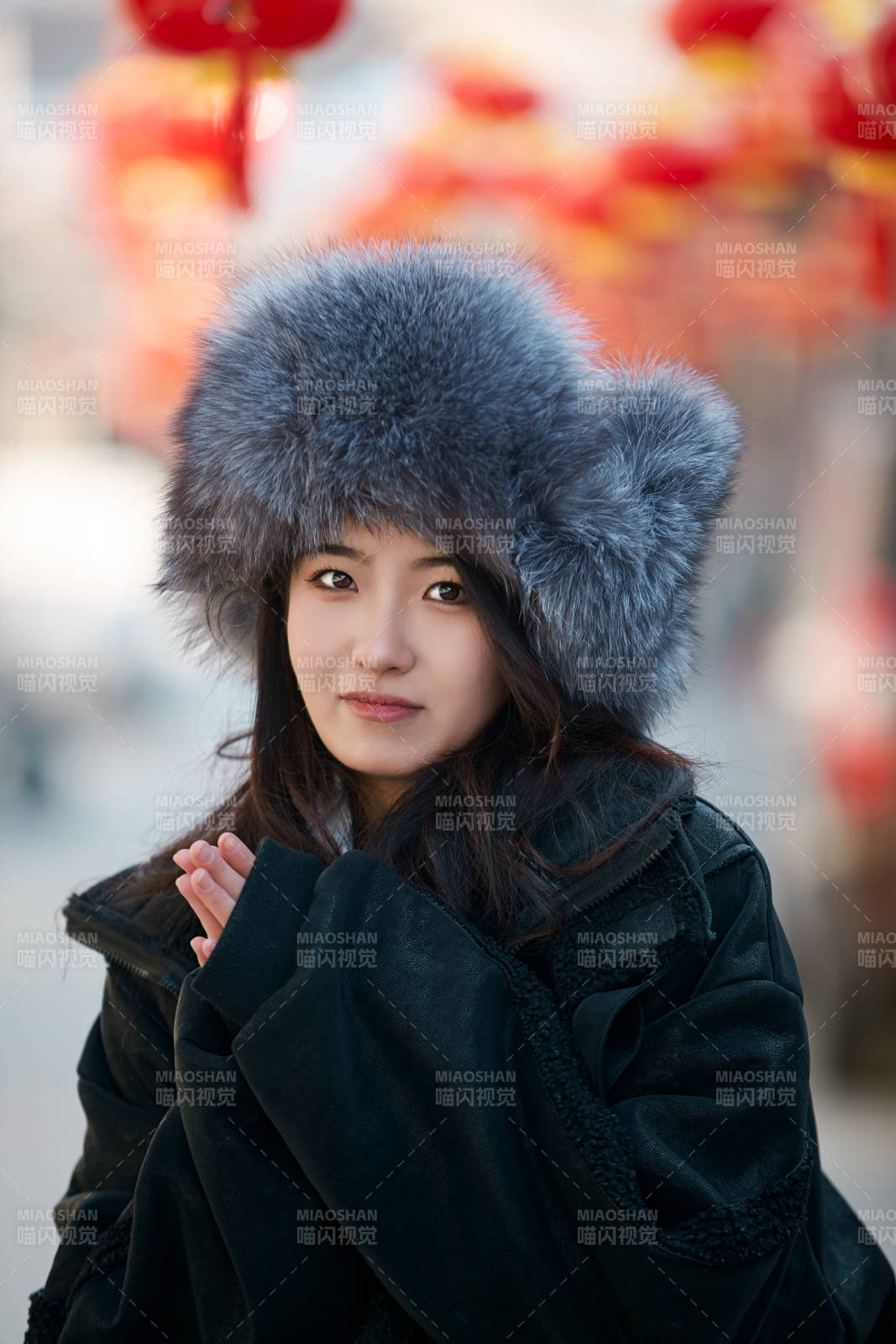 穿著喜慶服飾吃糖葫蘆的美麗少女