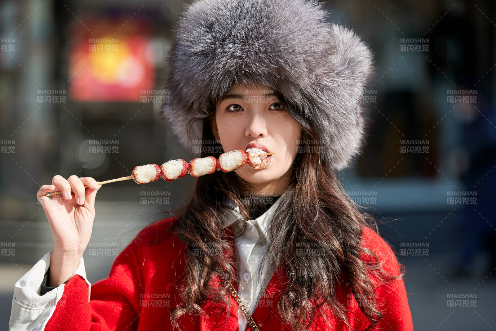 穿著喜慶服飾吃糖葫蘆的美麗少女