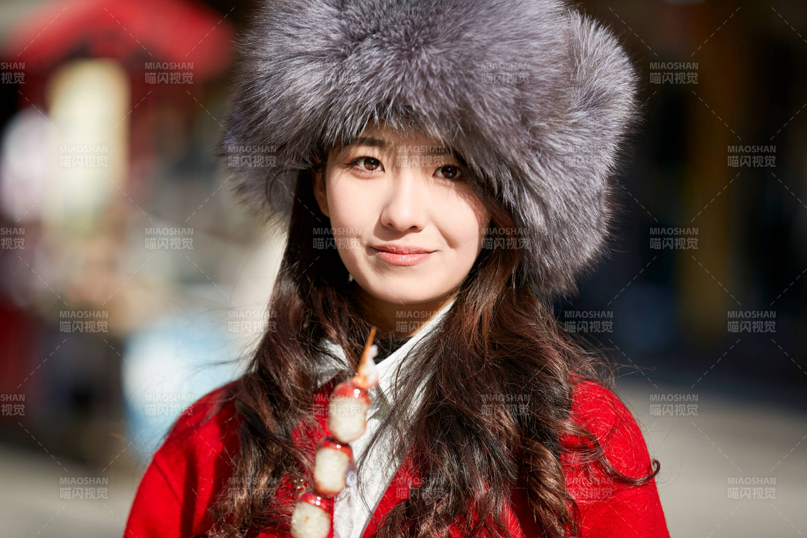 穿著喜慶服飾吃糖葫蘆的美麗少女