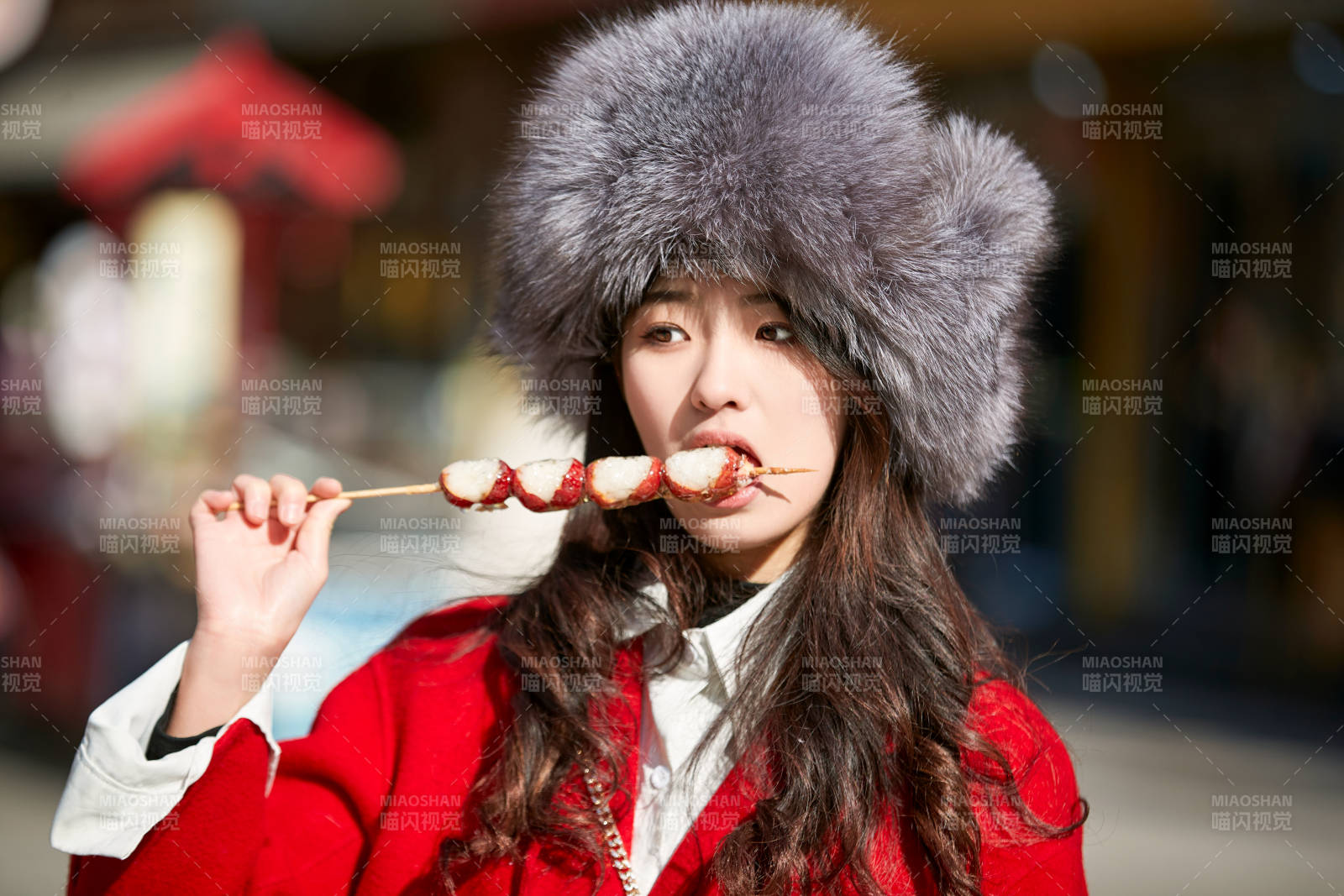 穿著喜慶服飾吃糖葫蘆的美麗少女