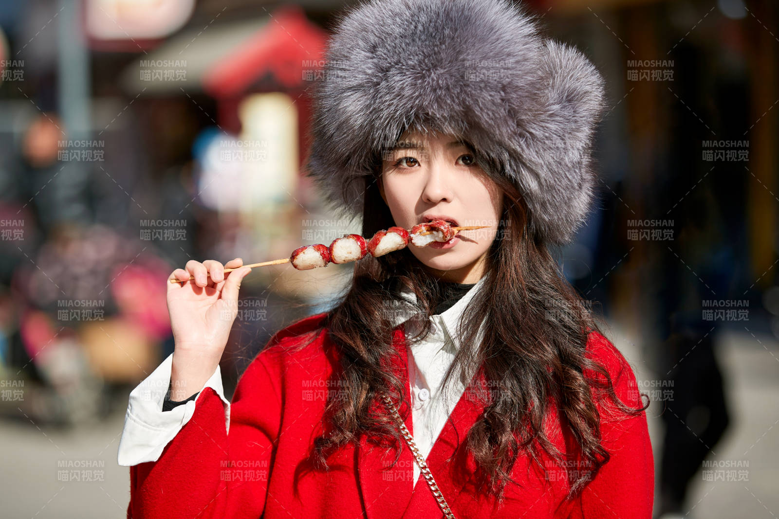 穿着喜庆服饰吃糖葫芦的美丽少女