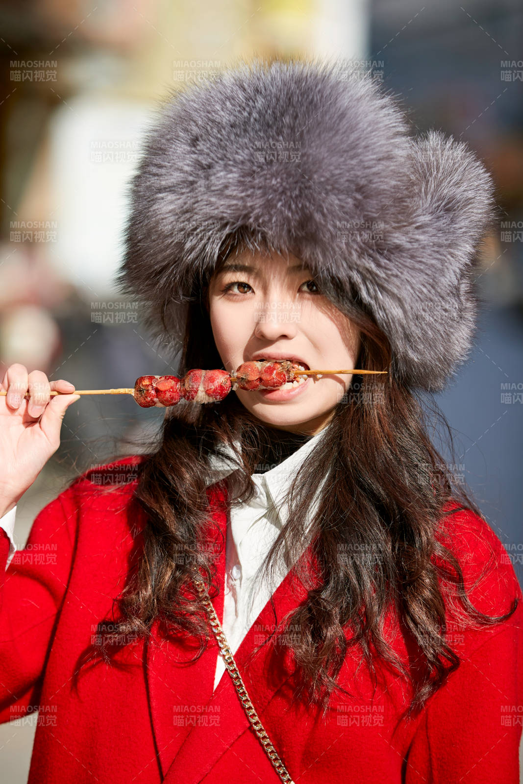 穿著喜慶服飾吃糖葫蘆的美麗少女