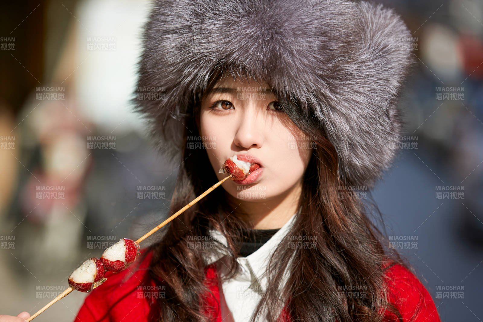 在飯館吃成都串串的亞洲少女