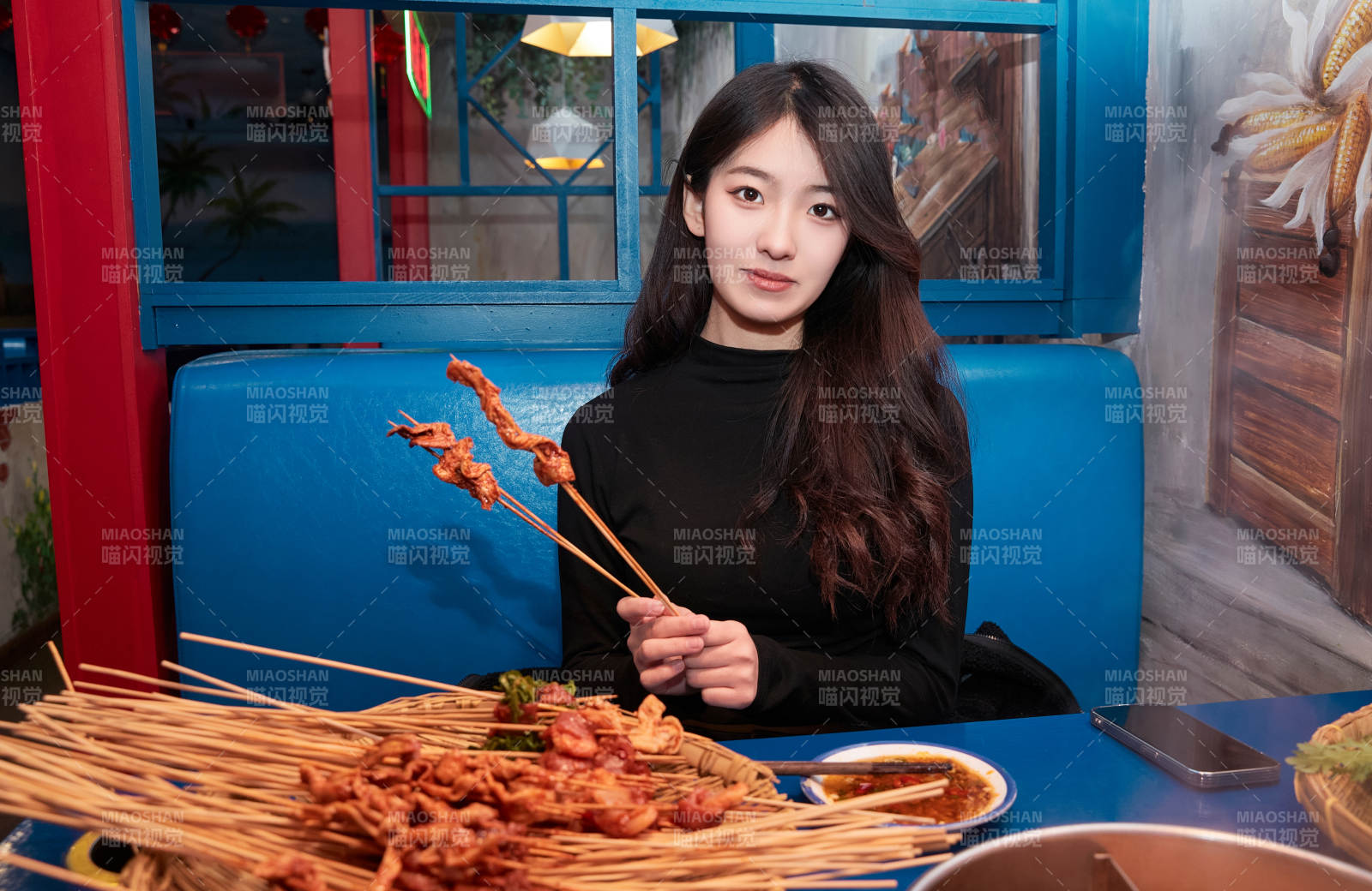 在飯館吃成都串串的亞洲少女