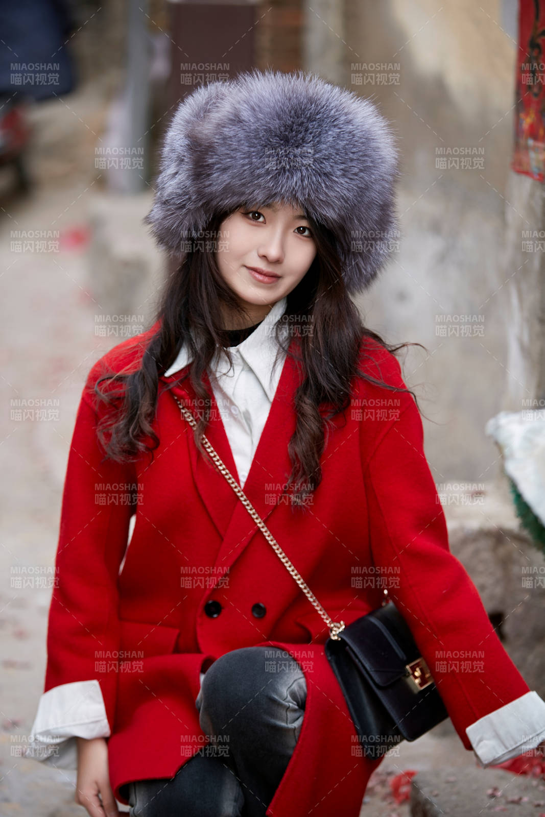 春節在老城古巷穿著喜慶服飾的美麗少女