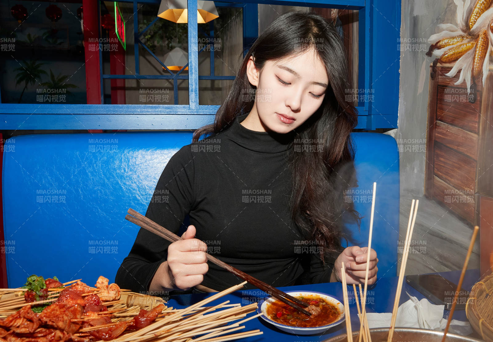 在飯館吃成都串串的亞洲少女