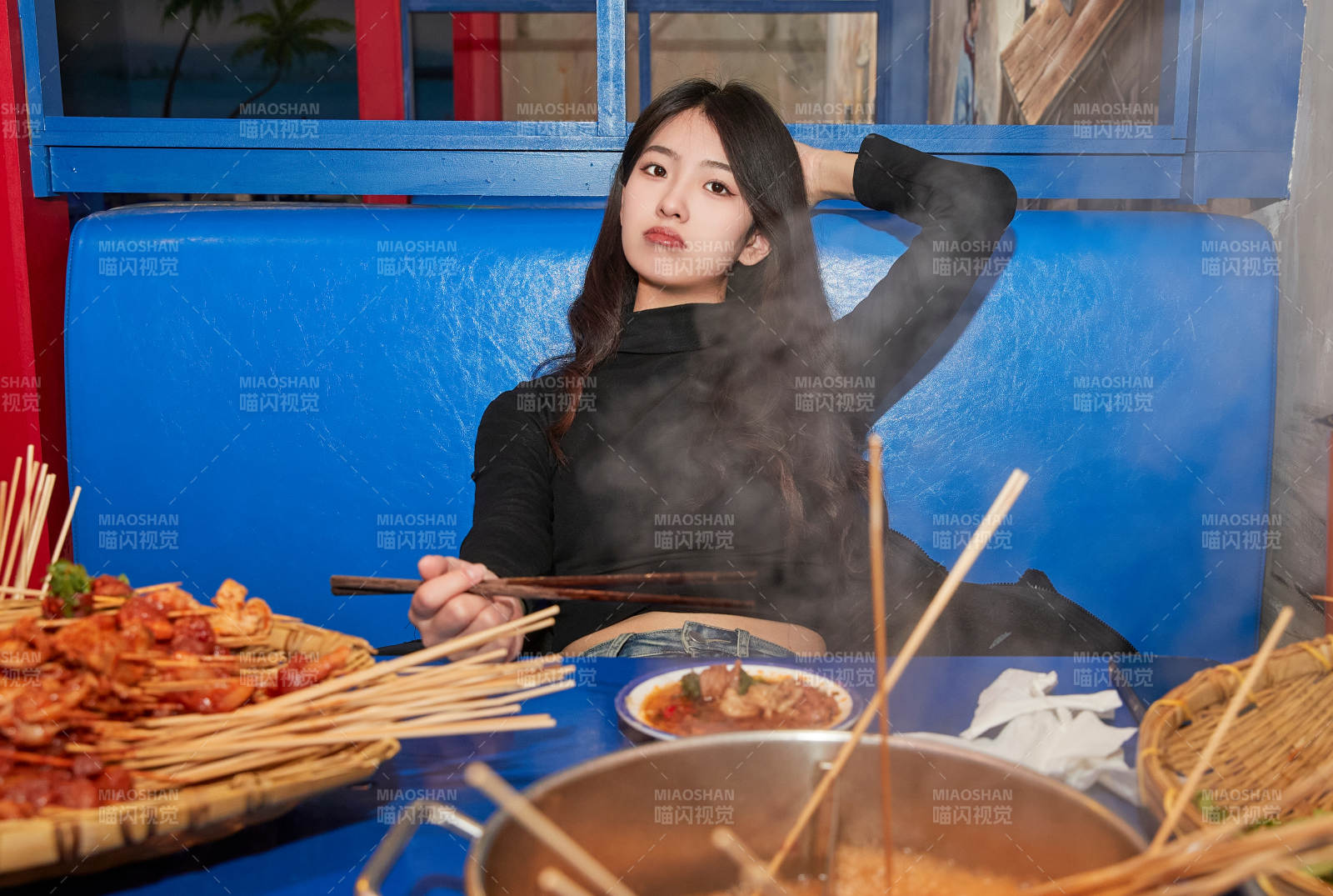 在飯館吃成都串串的亞洲少女