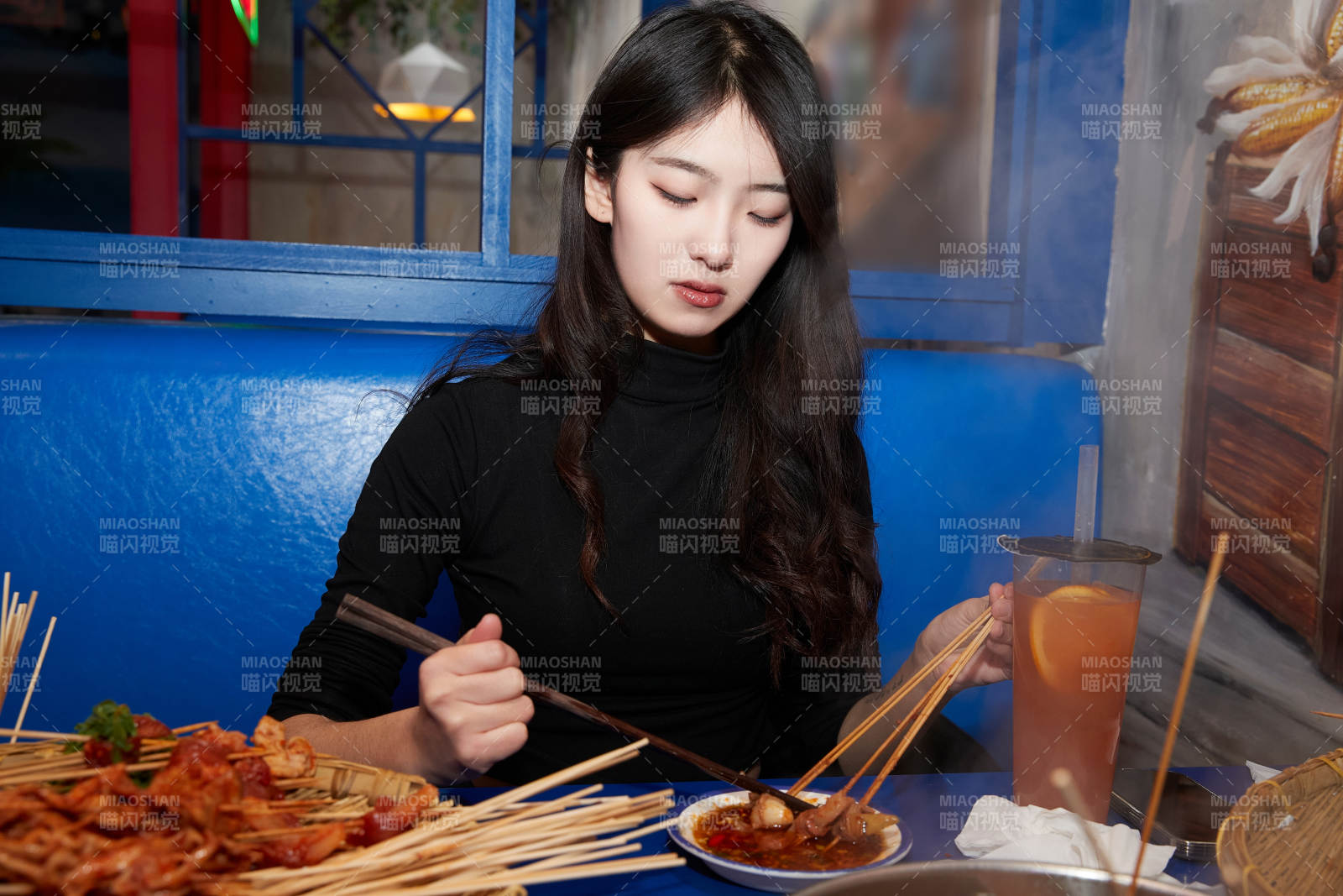 在飯館吃成都串串的亞洲少女