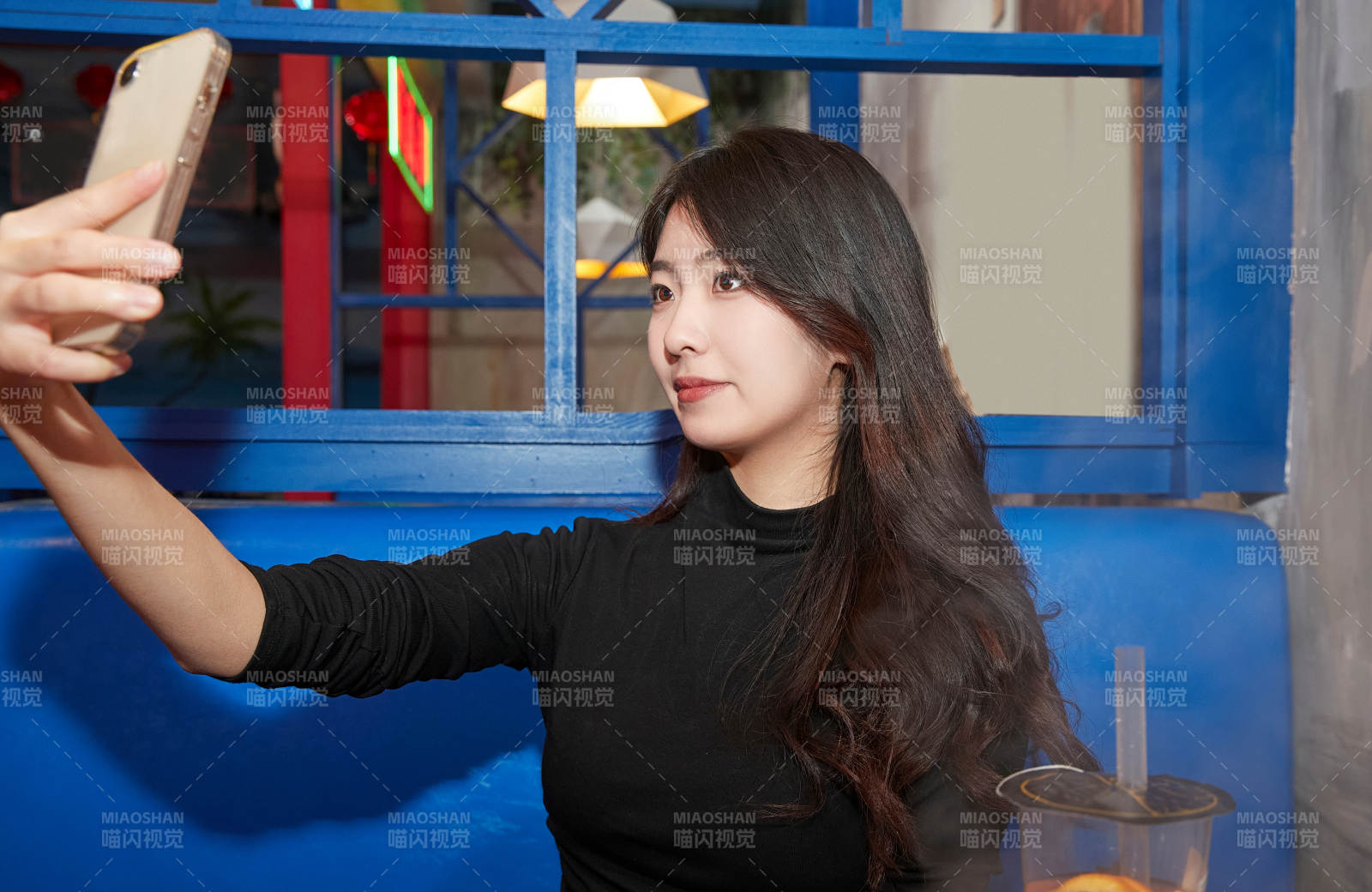 在飯館吃成都串串的亞洲少女