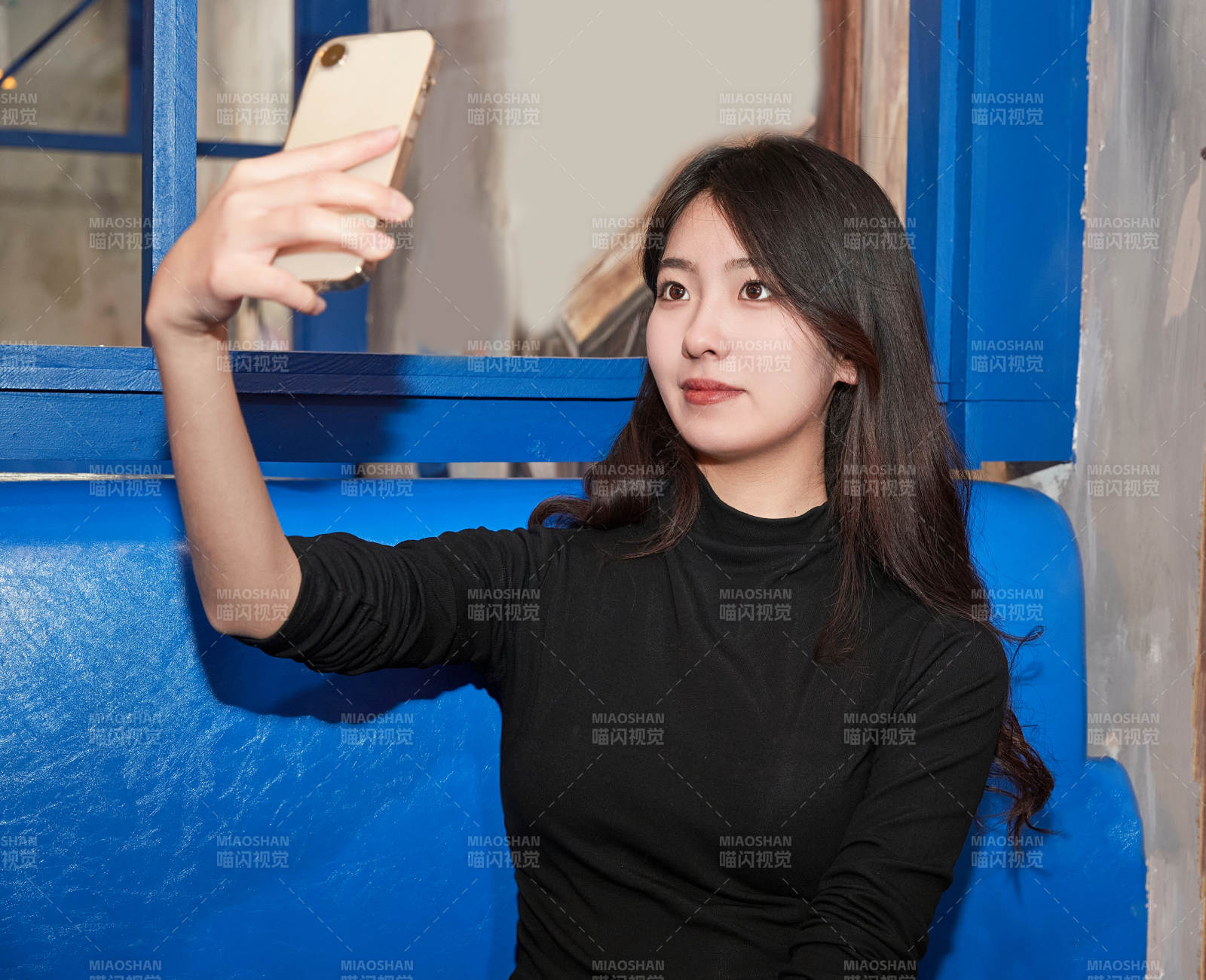 在飯館吃成都串串的亞洲少女