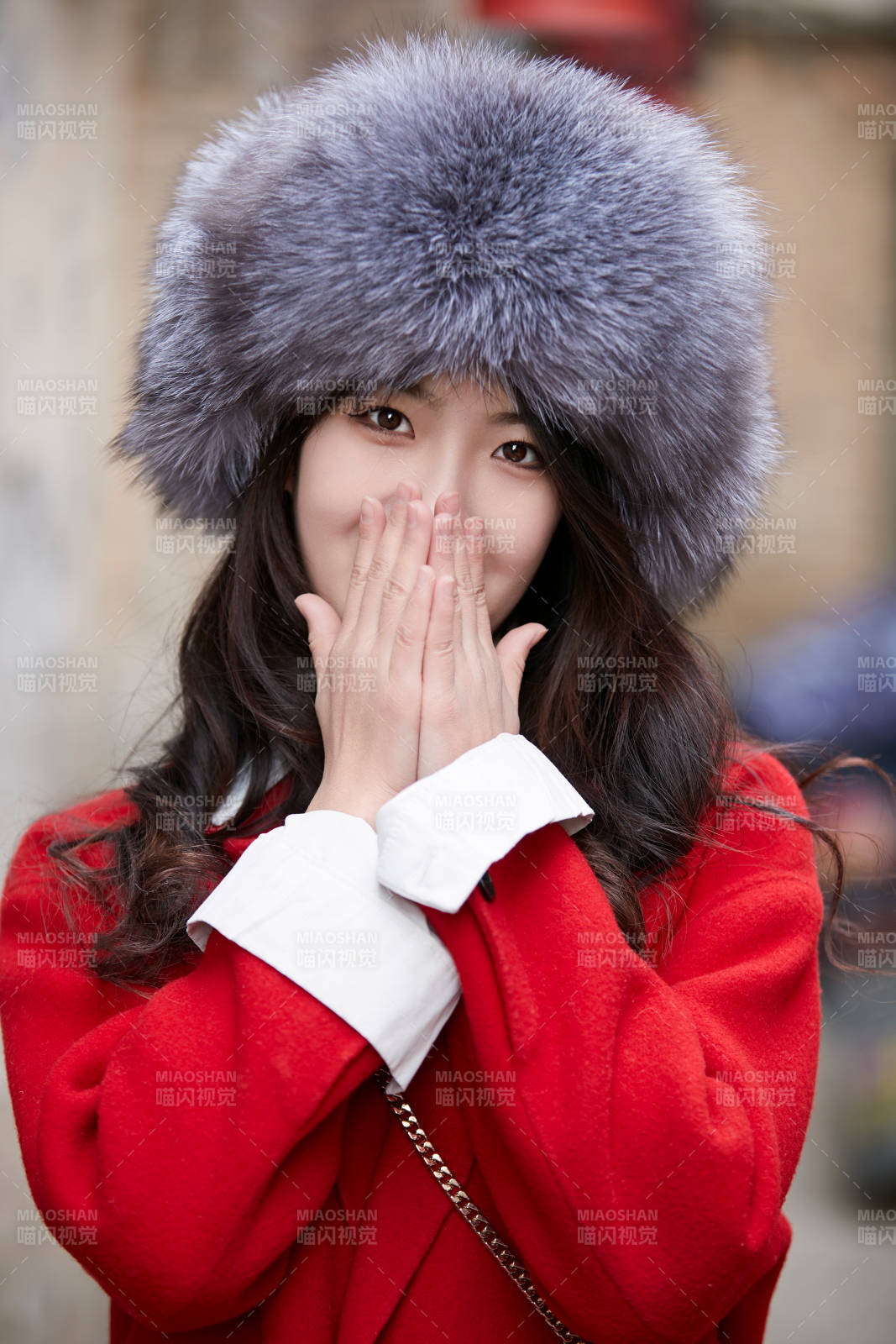 春節在老城古巷穿著喜慶服飾的美麗少女