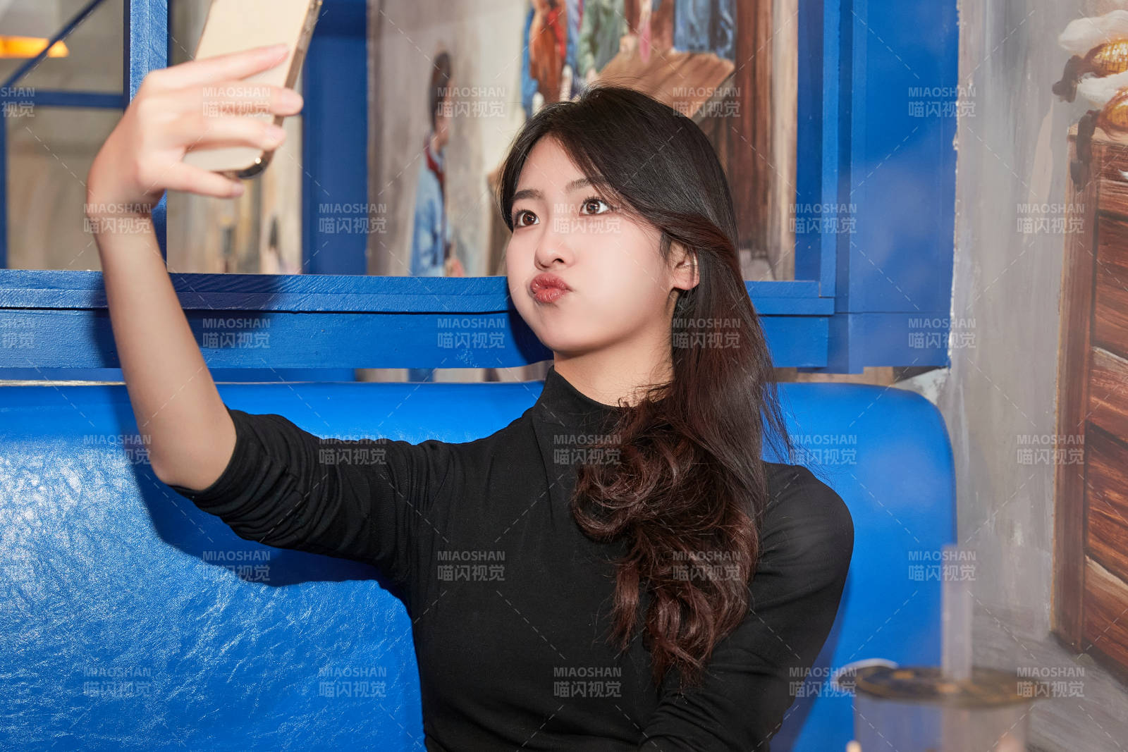 在飯館吃成都串串的亞洲少女