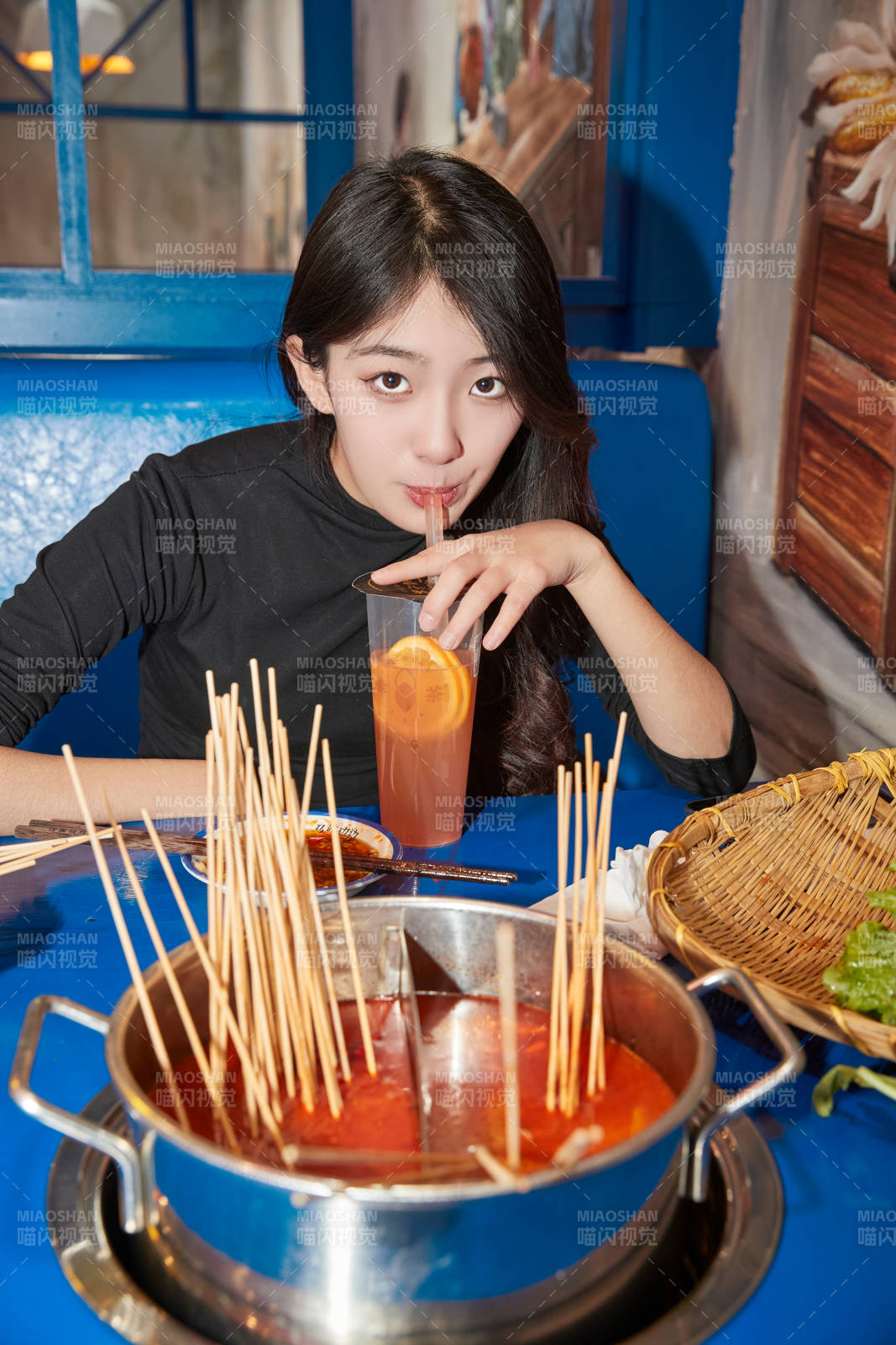 在饭馆吃成都串串的亚洲少女