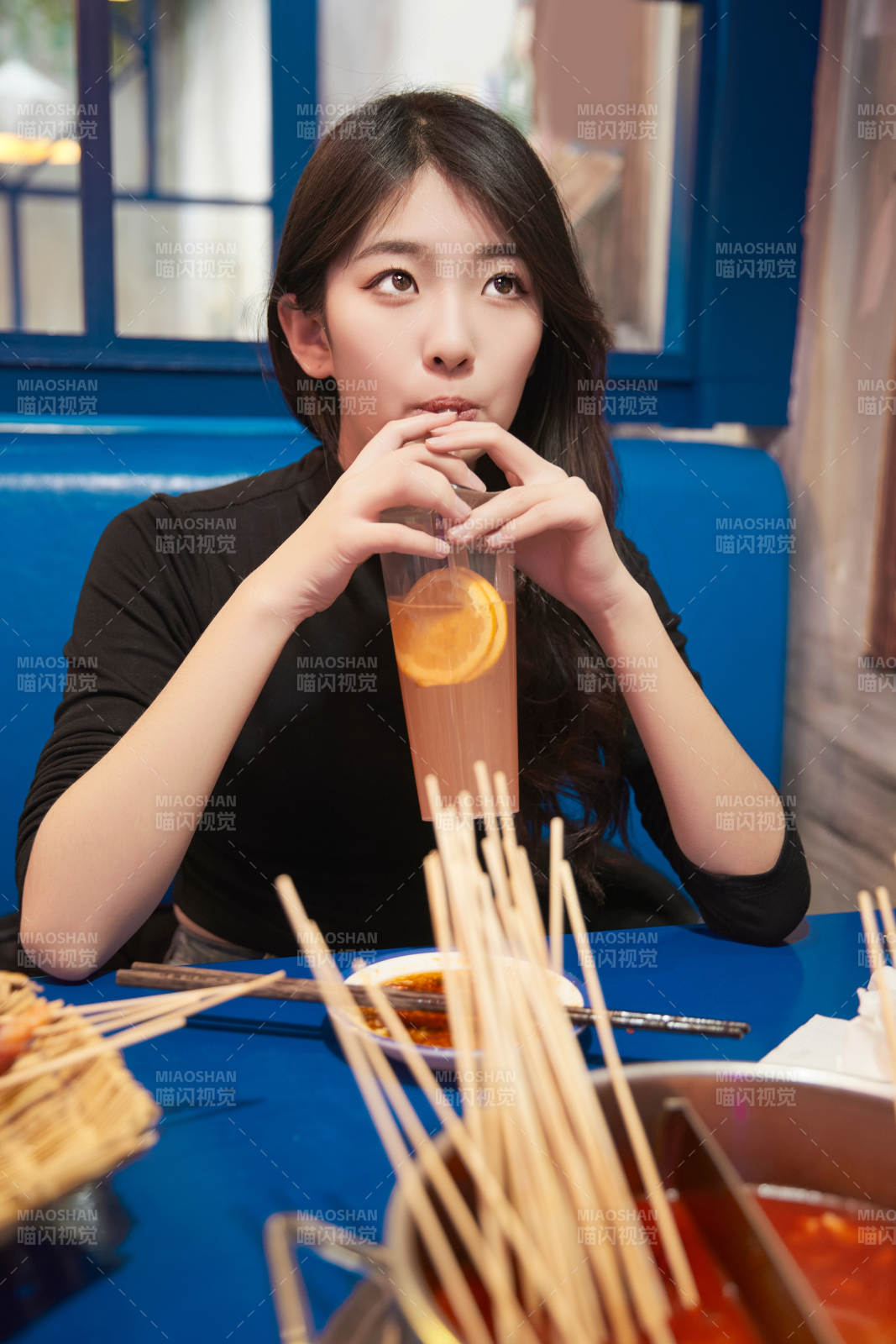 在饭馆吃成都串串的亚洲少女