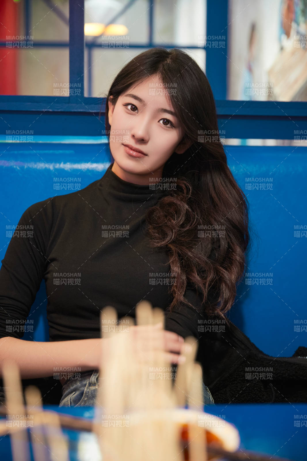 在飯館吃成都串串的亞洲少女