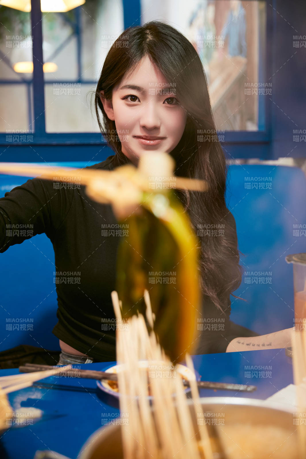 在饭馆吃成都串串的亚洲少女