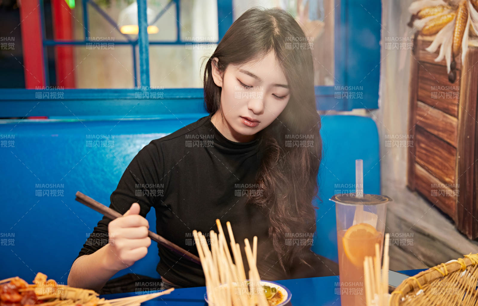 在飯館吃成都串串的亞洲少女