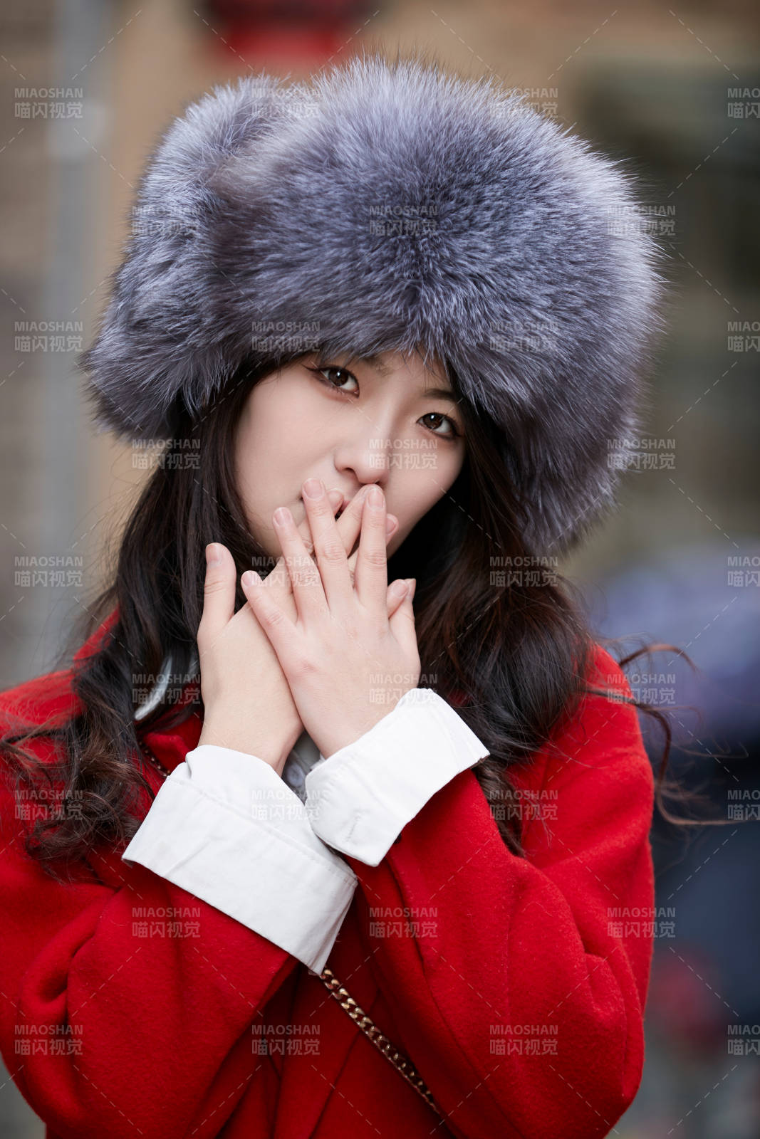 春節在老城古巷穿著喜慶服飾的美麗少女