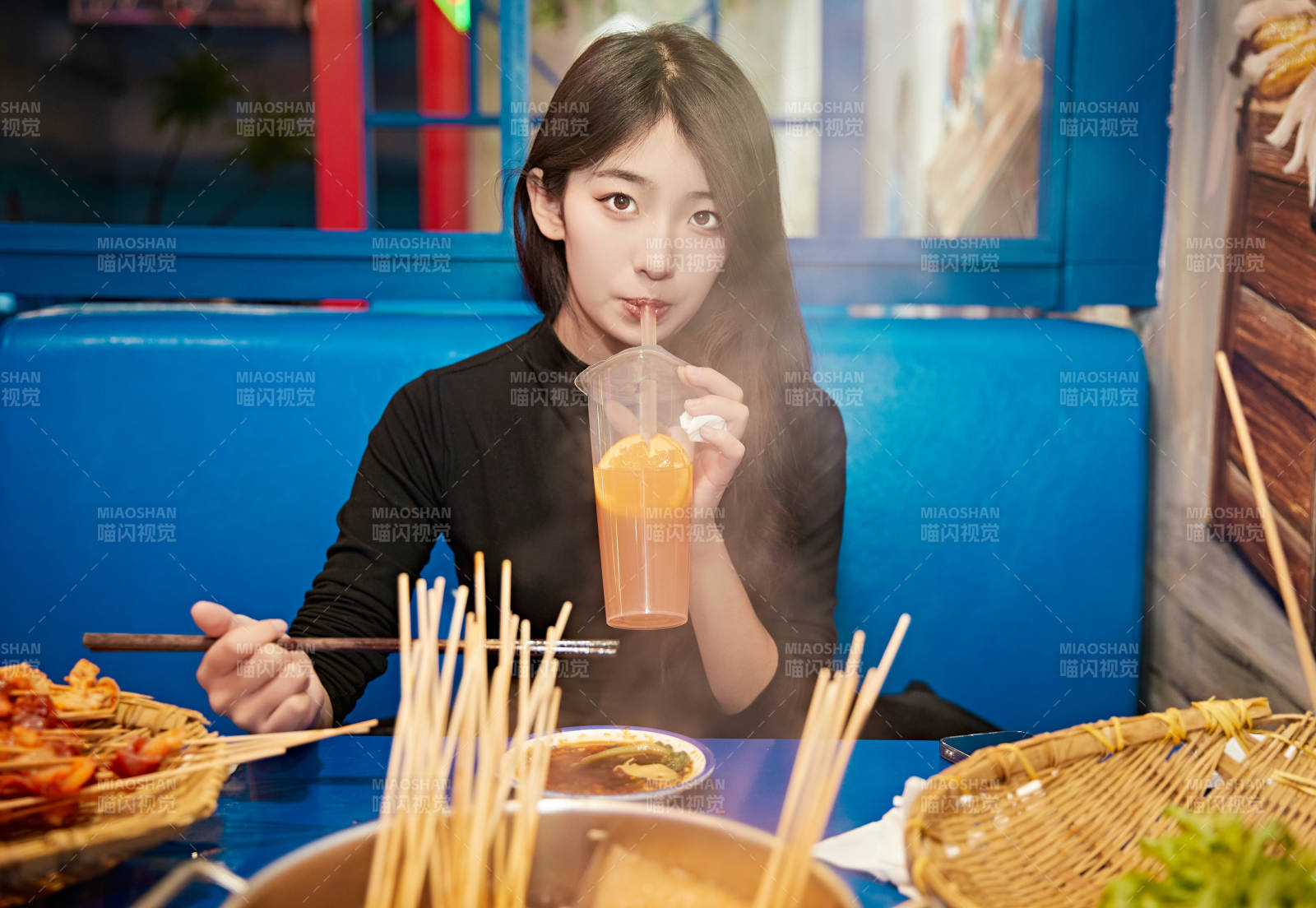 在飯館吃成都串串的亞洲少女