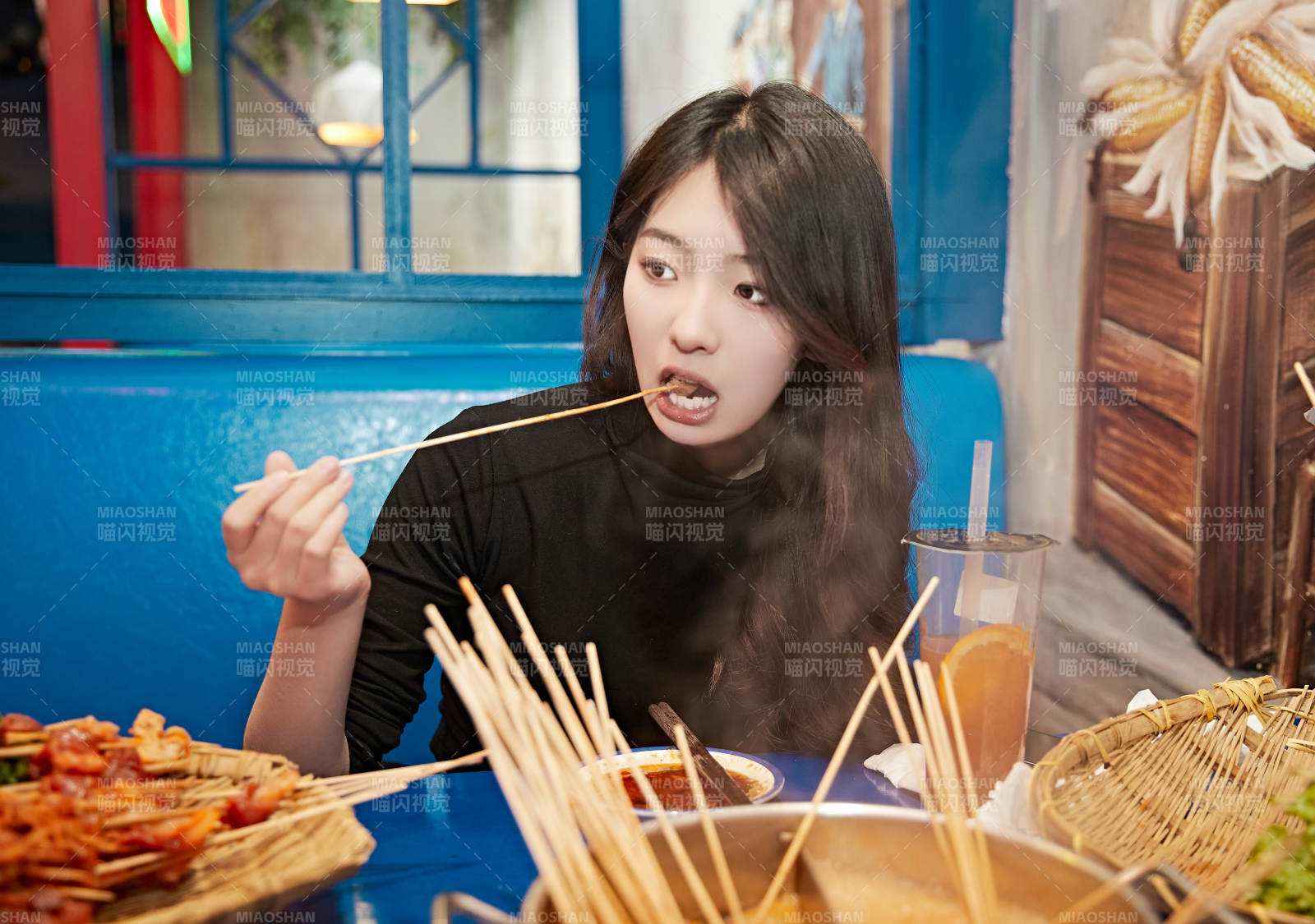 在飯館吃成都串串的亞洲少女