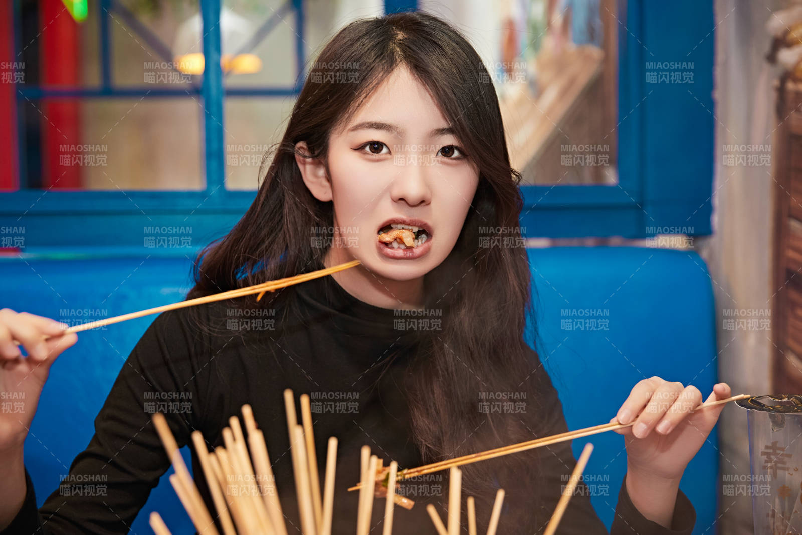 在飯館吃成都串串的亞洲少女