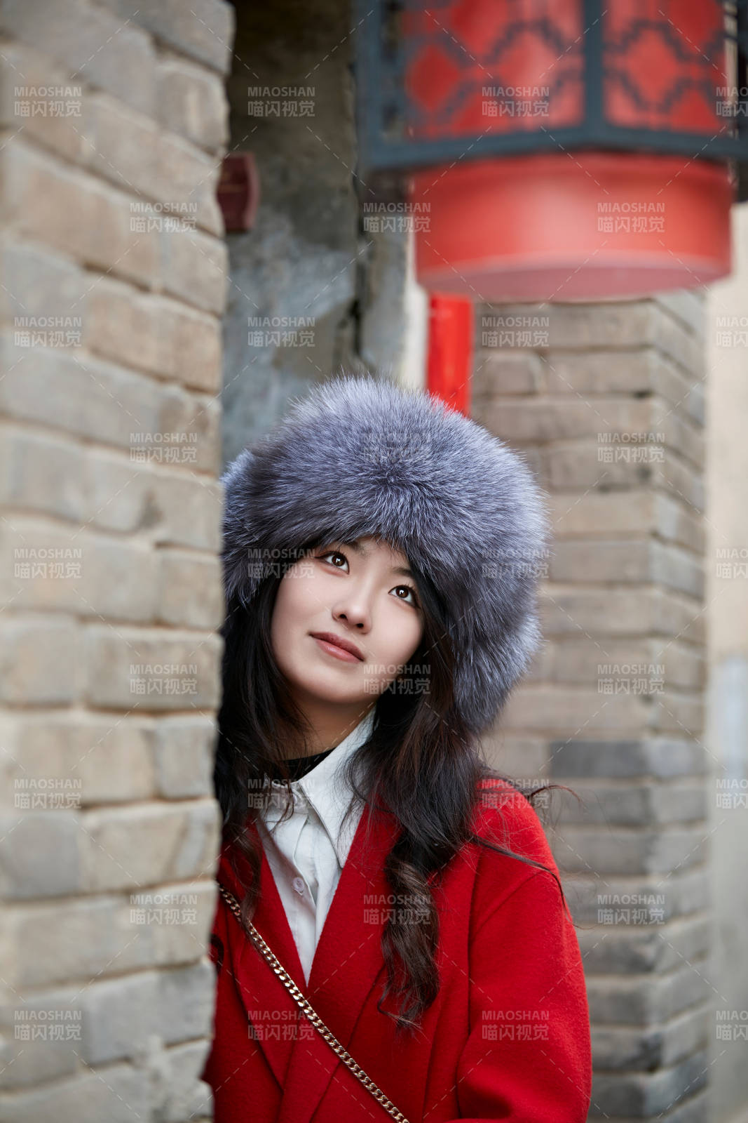 春節在老城古巷穿著喜慶服飾的美麗少女