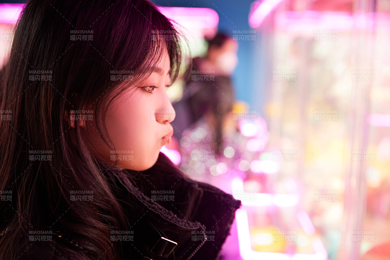 在电子游戏娱乐城玩耍的时尚少女