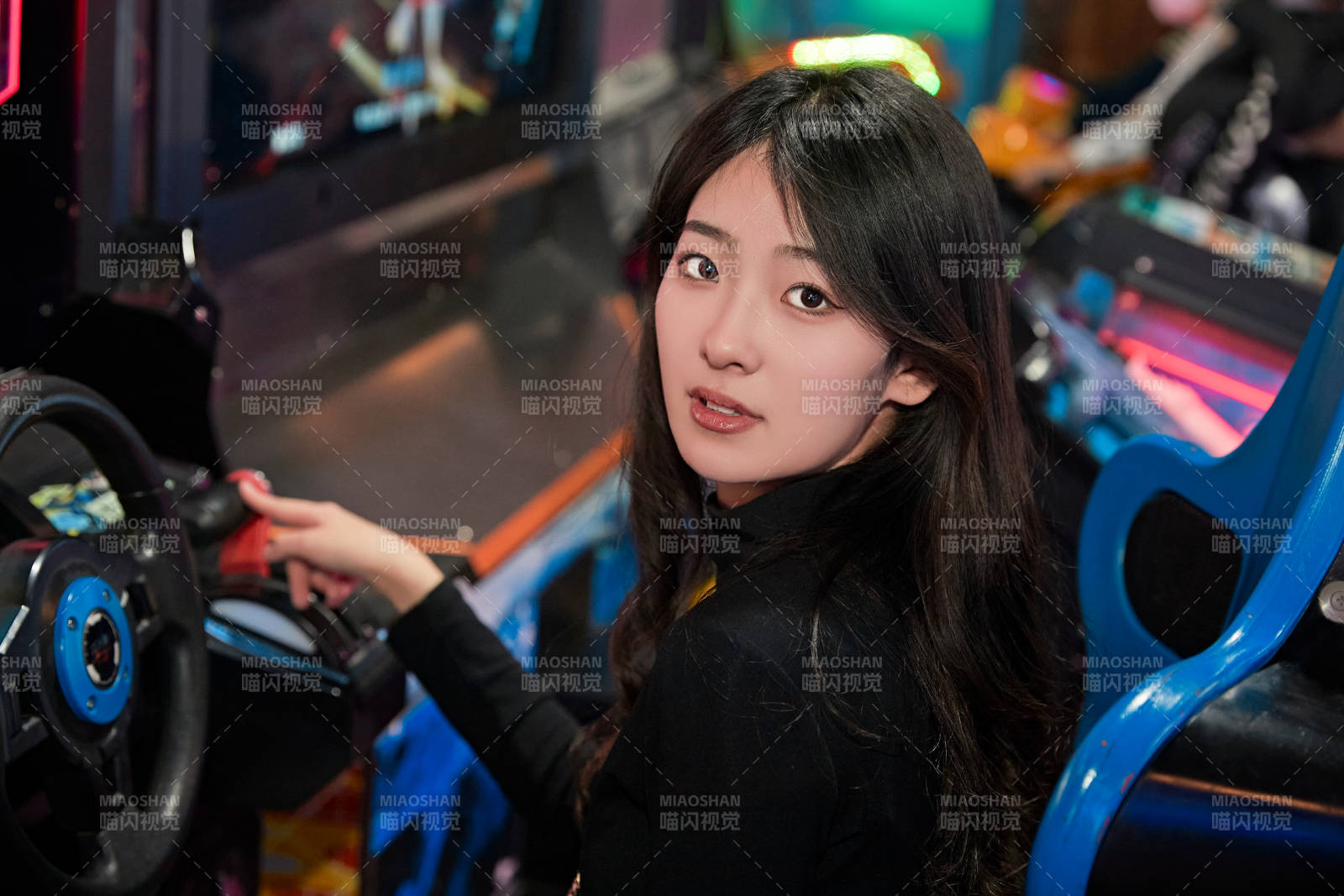 在電子游戲娛樂城玩耍的時尚少女