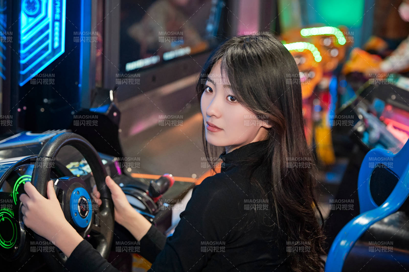 在電子游戲娛樂城玩耍的時尚少女