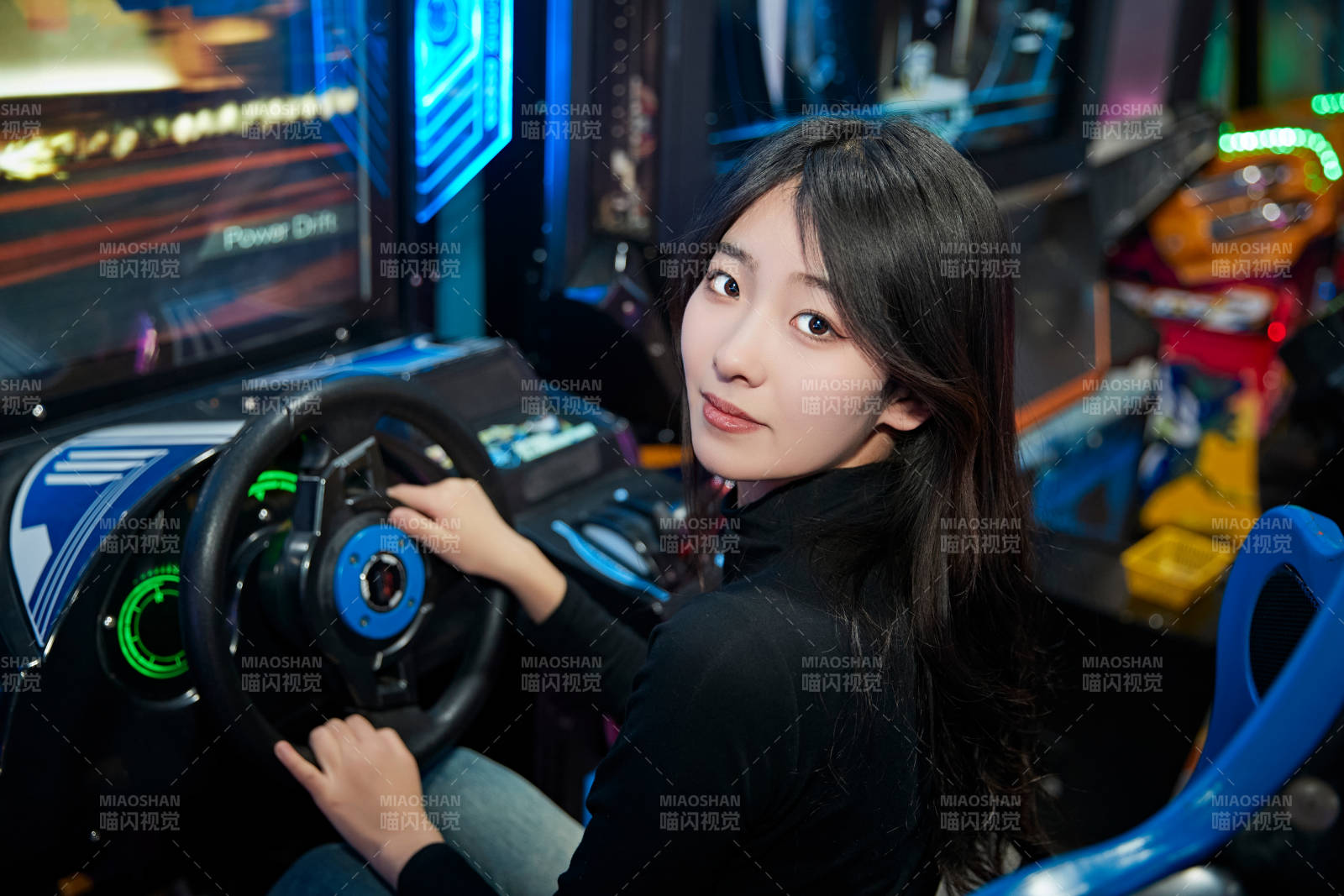 在電子游戲娛樂城玩耍的時尚少女