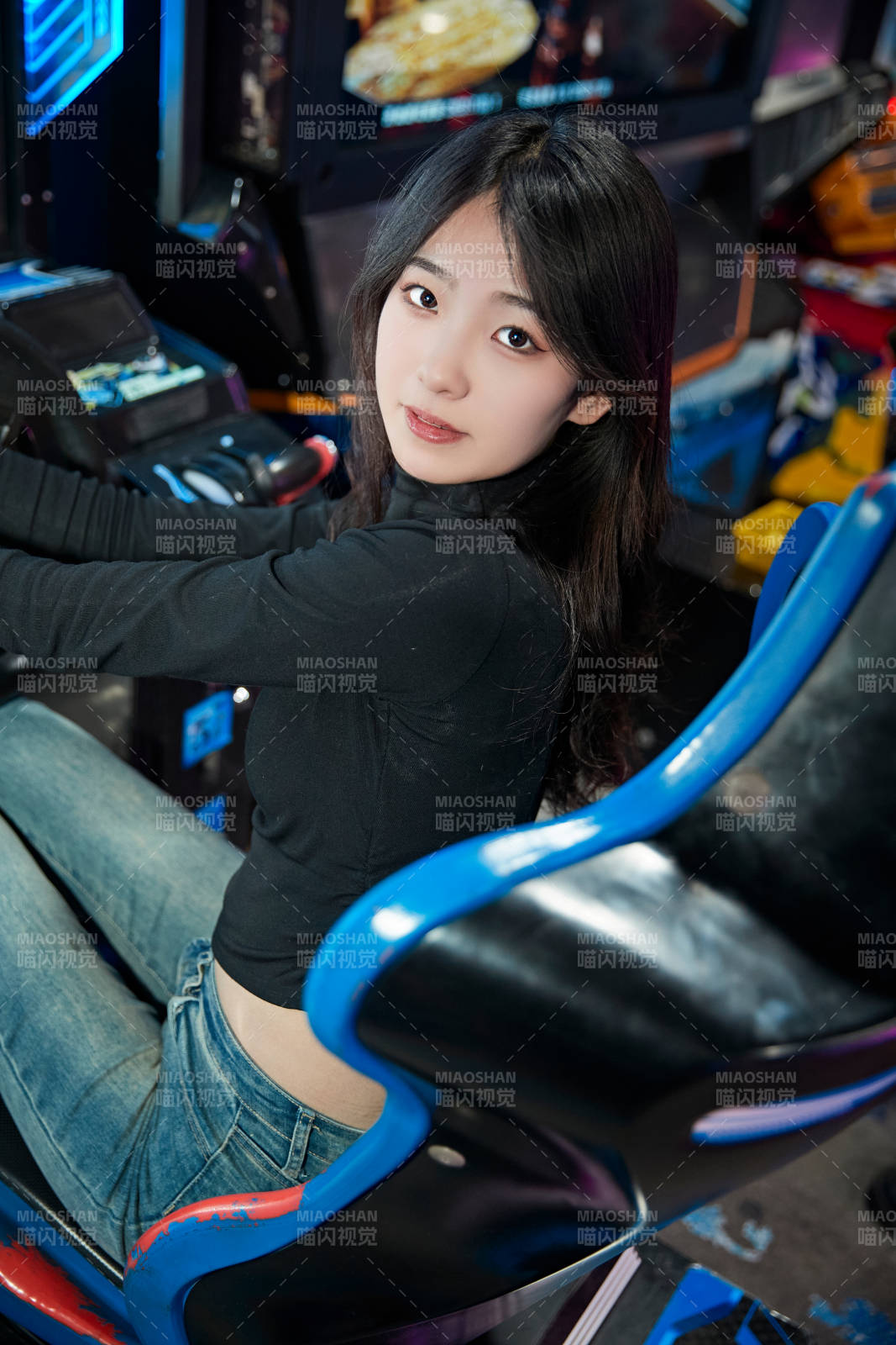 在電子游戲娛樂城玩耍的時尚少女