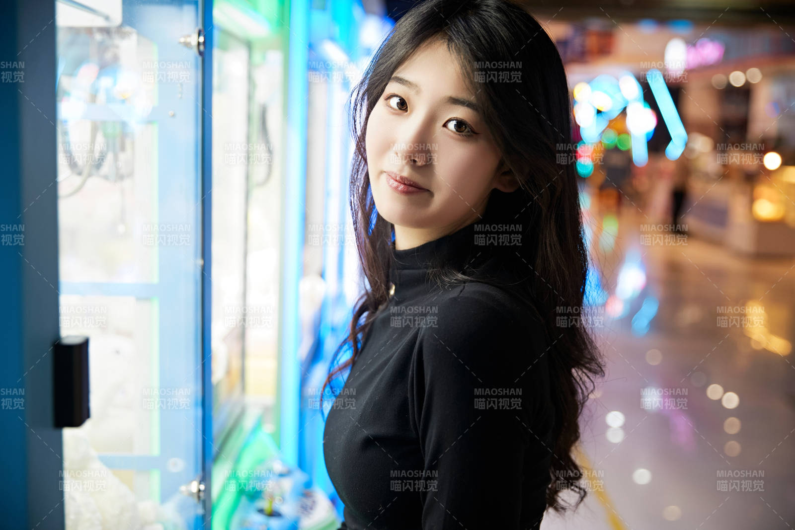 在电子游戏娱乐城玩耍的时尚少女