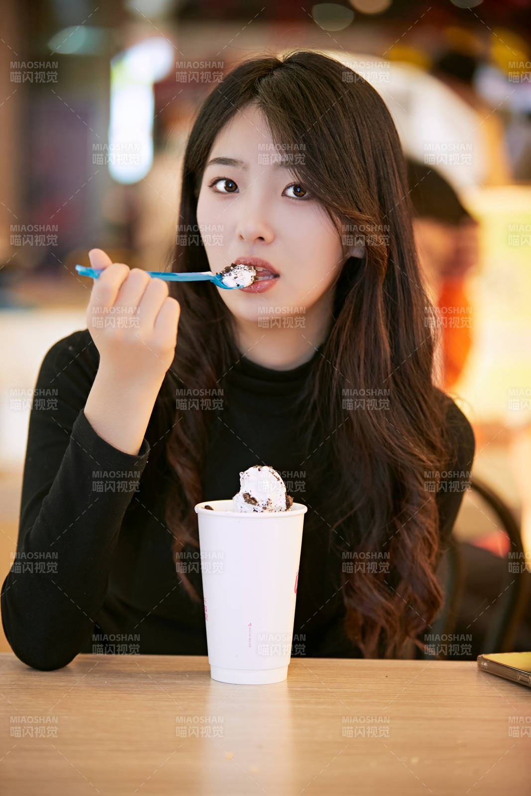 吃著冰欺凌逛商場的亞洲美女